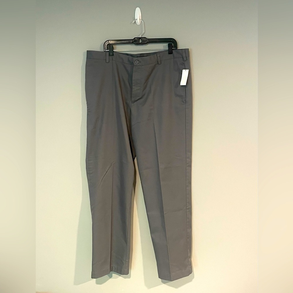 NWT men’s VanHeusen classics fit size 38x34 color grey.
